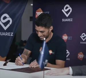 Hình ảnh Luis Suarez hợp tác với OKVIP